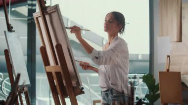 Sanatçı, kendini ifade etme metodu olarak çiziyor, iç mücadelelerin üstesinden gelmek için duygularını yönlendiriyor. Sanat yoluyla Yaratıcılığın Duygusal Büyüme ve Kişisel İyileştirmedeki Önemi vurgulanıyor