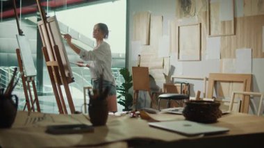 Sanatçı, kendini ifade etme metodu olarak çiziyor, iç mücadelelerin üstesinden gelmek için duygularını yönlendiriyor. Sanat yoluyla Yaratıcılığın Duygusal Büyüme ve Kişisel İyileştirmedeki Önemi vurgulanıyor