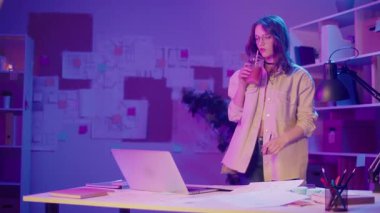 Yaratıcı Endüstriler, Profesyonel Odaklanma, Neon Style. Genç Kadın Şık İç İşleri 'nde Taslaklarla Çalışıyor. Yeni Gen Yaratıcı Kariyerinde Estetik Çalışma Alanı Tasarım Kesinliğiyle Tanışıyor