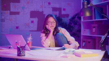 Uzaktan Öğrenme, Yaratıcı Odaklanma, Z Geni. Öğrenci Neon Room 'da Ödev Yapıyor, Gece Dizüstü Bilgisayarla Çizim Yapıyor. Sakin Çalışma Anı, Görsel Düşünce ve Kişisel İfade