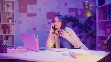 Modern Profesyonellik, Uzaktan İletişim, Dijital Çağ. Kendine güvenen kadın cep telefonuyla iş görüşmesi yapıyor. Çağdaş Kariyer Rutininde Sakin ve Odaklı Anlar