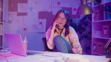 Modern Profesyonellik, Uzaktan İletişim, Dijital Çağ. Kendine güvenen kadın cep telefonuyla iş görüşmesi yapıyor. Çağdaş Kariyer Rutininde Sakin ve Odaklı Anlar