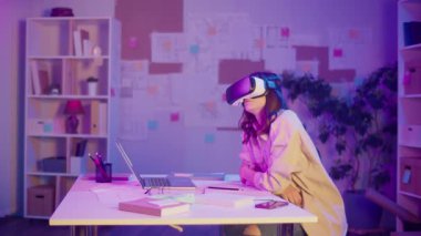 Etkileyici Öğrenme, Sanal Eğitim, Z Tarzı. İnteraktif İçeriği Keşfeden VR ya da AR Gözlüğü Çalışmaları 'ndaki kız. Tecrübe ve Bağlanma yoluyla Geleceğe Odaklı Öğrenme Yolu