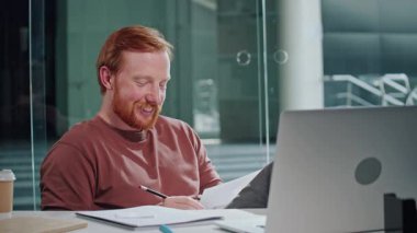 Kişisel markalaşma, otomatik çalışma, dijital kimlik. Adam ofisinin masasında bilgisayarla tam odaklı çalışıyor. Bir Sahne Yansıtıcı Kariyer Büyümesi, Bağımsızlık ve Profesyonel Amaç