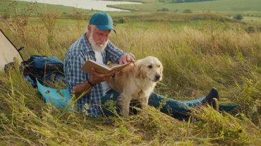 Sessiz Emeklilik, İhtiyatlı Yaşlılık, Hayvan Bağlama. Son sınıf öğrencisi köpeği ile çadırda oturur ve doğada kitap okur. Huzurlu Yansıma, Arkadaşlık ve Yavaş Açık Hava Yaşamı Anı