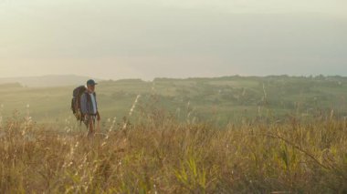 Kardiyovasküler Sağlık, Akıl Sağlığı, Aktif Yaşlanma. Dağlarda Kıdemli Yürüyüşler Emeklilik ve Doğa 'nın tadını çıkarıyor. İlham verici Özgürlük, Kuvvet ve Pozitif Yaşlanma Sahnesi