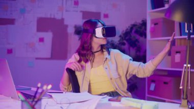 Karışık Gerçeklik, Enmersive Tech, Gen Z Future. Neon-Lit Room 'da oturan kız VR ya da AR gözlükleri takıyor, Dijital Alanla etkileşimde. Görsel olarak Yoğun Sanal Dünya Kişisel Anı