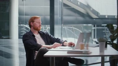 Burnout ve Duygusal Yük, Ofis stresi, Zihinsel Yorgunluk. Gergin ve bitkin bir adam masasında çalışır, görevlerini yerine getirmek için çabalar. Gerçekçi Baskı, Aşırı Çalışma ve Duygusal Gerilim Sahnesi