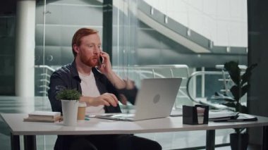 Ofis Minimalist Yaşam Tarzı, Dikkatli Çalışma, Estetik Odaklanma. Modern bir ofiste çalışan bir adam profesyonel bir telefon görüşmesi yapar. Sakin, Organize Odaklanma ve Basit Üretkenlik Sahnesi