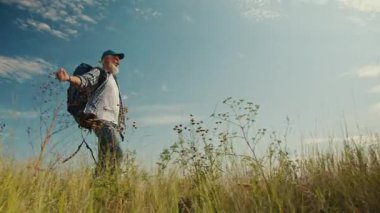 Kardiyovasküler Sağlık, Akıl Sağlığı, Aktif Yaşlanma. Dağlarda Kıdemli Yürüyüşler Emeklilik ve Doğa 'nın tadını çıkarıyor. İlham verici Özgürlük, Kuvvet ve Pozitif Yaşlanma Sahnesi