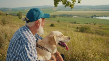 Dijital Detox, Doğa İyileştirme. Son sınıf öğrencisi köpeğiyle birlikte çadırda oturur ve dağ manzarasına hayran kalır. Doğadaki Sessiz Bağlantı Kesme, Zihinsel Yeniden Yükleme ve Derin Varlık
