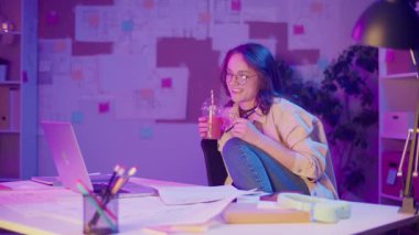 Güçlendirilmiş Öğrenme, Akademik Özgüven, Dijital Çağ. Öğrenci rahat poz verip Neon Room 'daki kameraya bakar. Odaklanma, Odaklanma ve Eğitimin Yeni Yüzü