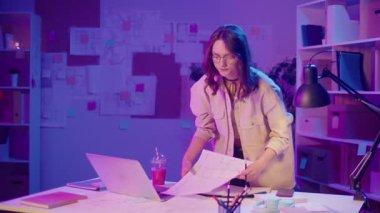 Yaratıcı Endüstriler, Profesyonel Odaklanma, Neon Style. Genç Kadın Şık İç İşleri 'nde Taslaklarla Çalışıyor. Yeni Gen Yaratıcı Kariyerinde Estetik Çalışma Alanı Tasarım Kesinliğiyle Tanışıyor