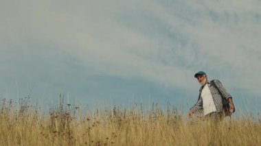 Kardiyovasküler Sağlık, Akıl Sağlığı, Aktif Yaşlanma. Dağlarda Kıdemli Yürüyüşler Emeklilik ve Doğa 'nın tadını çıkarıyor. İlham verici Özgürlük, Kuvvet ve Pozitif Yaşlanma Sahnesi