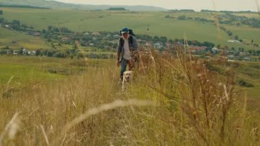 Terapi Yürüyüşü, Doğal Rehabilitasyon. Sırt çantalı yaşlı adam köpeğiyle dağları aşıyor. Emeklilikten sonra Sakin, Hareketlilik İyileştirme ve Açık Hava Sağlığı Seyahati