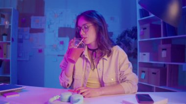 İş-Hayat Dengesi, Dijital Yaşam Tarzı, Neon Mood. Yaratıcı İçişleri Bakanlığı 'ndaki genç kadın iş videolarına katıldı. Modern Esnek Çalışma Ortamı İçin Sakin Odaklanma ve Rahatlık