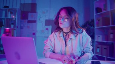 Tasarım Düşünme, Yaratıcı Çalışma Akışı, Görsel Planlama. Laptopun Önündeki Kadın Çizimleri, Duvardaki Taslaklarla çevrili. Kişisel Fikir ve Yapı Stüdyosunda Bir Konsantrasyon Anı