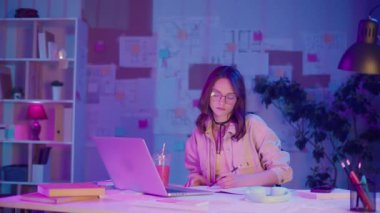 Tasarım Düşünme, Yaratıcı Çalışma Akışı, Görsel Planlama. Laptopun Önündeki Kadın Çizimleri, Duvardaki Taslaklarla çevrili. Kişisel Fikir ve Yapı Stüdyosunda Bir Konsantrasyon Anı