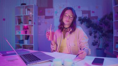 Uzaktan Öğrenme, Yaratıcı Odaklanma, Z Geni. Öğrenci Neon Room 'da Ödev Yapıyor, Gece Dizüstü Bilgisayarla Çizim Yapıyor. Sakin Çalışma Anı, Görsel Düşünce ve Kişisel İfade
