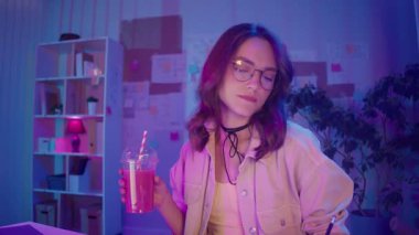 Uzaktan Öğrenme, Yaratıcı Odaklanma, Z Geni. Öğrenci Neon Room 'da Ödev Yapıyor, Gece Dizüstü Bilgisayarla Çizim Yapıyor. Sakin Çalışma Anı, Görsel Düşünce ve Kişisel İfade