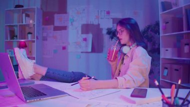 Uzaktan Öğrenme, Yaratıcı Odaklanma, Z Geni. Öğrenci Neon Room 'da Ödev Yapıyor, Gece Dizüstü Bilgisayarla Çizim Yapıyor. Sakin Çalışma Anı, Görsel Düşünce ve Kişisel İfade