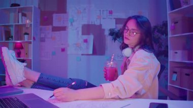 Uzaktan Öğrenme, Yaratıcı Odaklanma, Z Geni. Öğrenci Neon Room 'da Ödev Yapıyor, Gece Dizüstü Bilgisayarla Çizim Yapıyor. Sakin Çalışma Anı, Görsel Düşünce ve Kişisel İfade