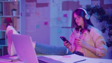 Dikkatli Yaratıcılık, Duygusal Odaklanma, Gen Z Tarzı. Kulaklıklı Kadın, Gece Müzik Dinlerken Neon Room 'da Çizim Yapıyor. Kişisel İlham Anı, Sakin ve Etkileyici Akış