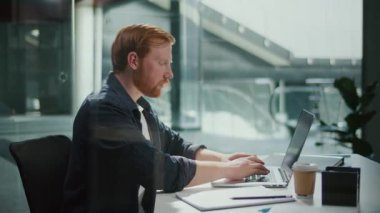 Yönetim, Mikro Üretim, Görev Planlama, Günlük Yapı. Ofisteki Bilgisayarına Odaklanmış Bir Adam Derin Konsantrasyon, Akıllı Zamanlama ve Etkinlik Hacklemelerini Göstererek Çalışıyor