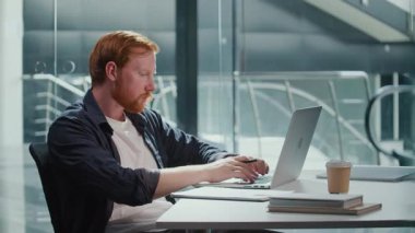 Burnout ve Duygusal Yük, Ofis stresi, Zihinsel Yorgunluk. Gergin ve bitkin bir adam masasında çalışır, görevlerini yerine getirmek için çabalar. Gerçekçi Baskı, Aşırı Çalışma ve Duygusal Gerilim Sahnesi