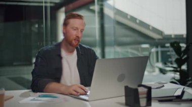 İletişim, Uzaktan Toplantılar, Çevrimiçi Sunum, Zoom Kültür Günlük Ofis Çalışmalarına Odaklanan Bir Adam İş Konuları İçin Video Çağrısı Aldı. Dijital İşbirliği Sahnesi, Modern Çalışma Akışı