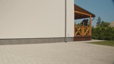 İki silahlı, maskeli hırsız haneye tecavüze teşebbüs etti ama evi koruyan bir bekçi köpeği tarafından kovalanıyorlar. Ev Güvenliği Evcil Hayvan Koruma Konsepti ve Suç Faaliyetini Belirleyen Köpekler Rolü