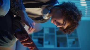 Man, Tablet Kullanarak Koltuğa Rahatlar, Muhtemelen Okuma ve Yayınlama İçeriğini İzler. Günlük Kişisel Bakım ve Dijital Çağ 'da Yavaş Yaşam. Dikey Video, Dijital Detox, Ruh Sağlığı, Odaklanma Kipi.