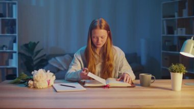 Yumuşak Gece Işığının Altında İncil okuyan Genç Kadın Elleri Duayla Katlandı. Sakin İnanç Anı, Ruhsal Yansıma, Vahiy Arayışı, Derin Barış ve Tanrı 'yla İç Bağlantı.