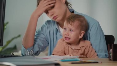 Doğum izni ve ebeveyn desteği. Yorgun Anne, Huzursuz Yürüyen Çocuk, Aile Yardımı ve İşyeri Desteği Gerekliliğini Vurgularken Bilgisayar Ofisi Çalışmalarını Yönetmeye Çalışıyor