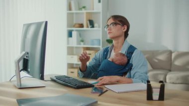 Günlük Ebeveynlik Gerçekliği. Genç Anne, bebeğini kucağında tutarken İçişleri Bakanlığı 'ndan uzakta çalışıyor. Kariyerini dengelemek ve ebeveynliğini yorgunlukla dengelemek için çabalıyor.