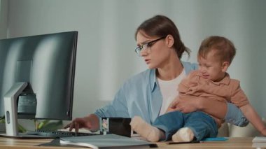 Doğum izni ve ebeveyn desteği. Yorgun Anne, Huzursuz Yürüyen Çocuk, Aile Yardımı ve İşyeri Desteği Gerekliliğini Vurgularken Bilgisayar Ofisi Çalışmalarını Yönetmeye Çalışıyor