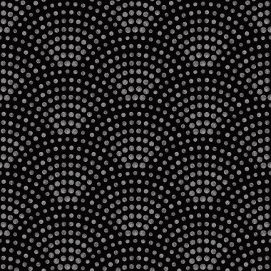 Geometrik balık ölçeğinde dalgalı, pürüzsüz desen. Metalik gümüş çember siyah arka plana düşer. Tavuskuşu kuyruğu şekli