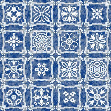 Beyaz geometrik ve çiçekli mavi karoların suluboya desenleri 