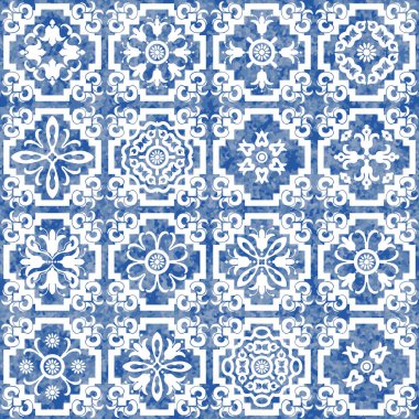 Beyaz geometrik ve çiçekli mavi karoların suluboya desenleri 