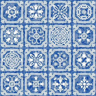 Beyaz geometrik ve çiçekli mavi karoların suluboya desenleri 