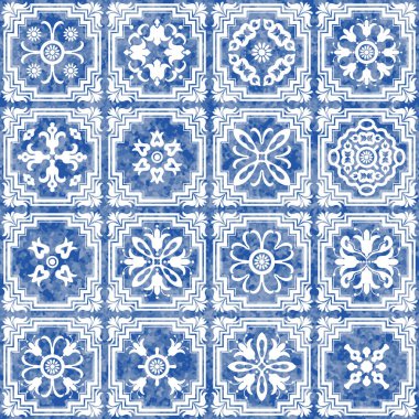 Beyaz geometrik ve çiçekli mavi karoların suluboya desenleri 