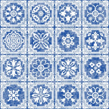 Beyaz geometrik ve çiçekli mavi karoların suluboya desenleri 