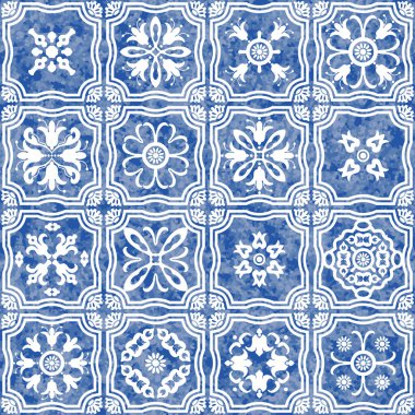 Beyaz geometrik ve çiçekli mavi karoların suluboya desenleri 