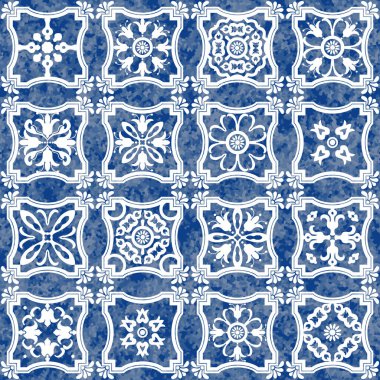 Beyaz geometrik ve çiçekli mavi karoların suluboya desenleri 