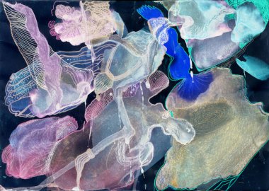 Suluboya boya lekeleri üzerine el çizimi fantezi mürekkep çizimi. Siyah arkaplanda soyut renkli siluetler 