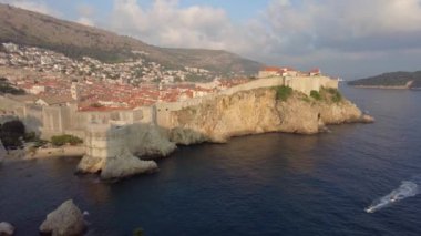 Günbatımında Lovrijenac Kalesi 'nin üst duvarlarında, Batı Limanı' nın üzerinde. Hırvatistan 'daki Bokar Kalesi ile Dubrovnik şehir manzarası. Dalmaçya 'nın tarihi kenti ve UNESCO Dünya Mirası Alanı.