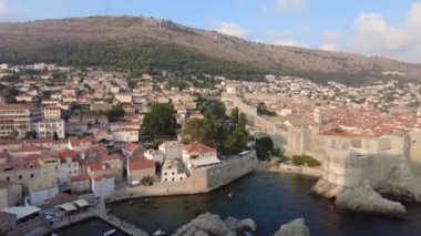 Fort Lovrijenac kalesinin tepesindeki şehir manzarası, Fort Bokar ile birlikte batı limanı üzerinde. Hırvatistan 'ın Dubrovnik kentinin duvarları gün batımında. Dalmaçya 'daki Dubrovnik tarihi kenti ve UNESCO Dünya Mirası Alanı.