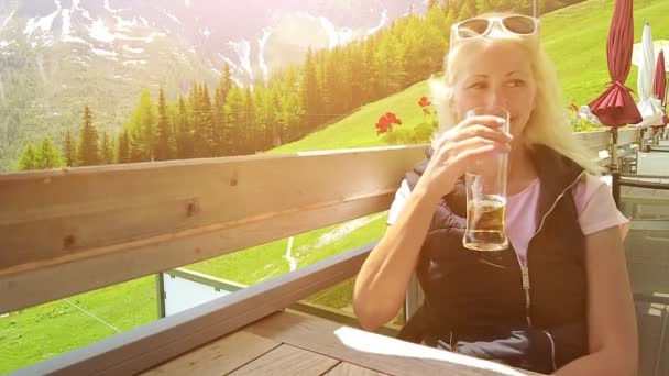 Touristenmädchen Trinkt Bei Sonnenuntergang Ein Bier Vom Fass Auf Der — Stockvideo