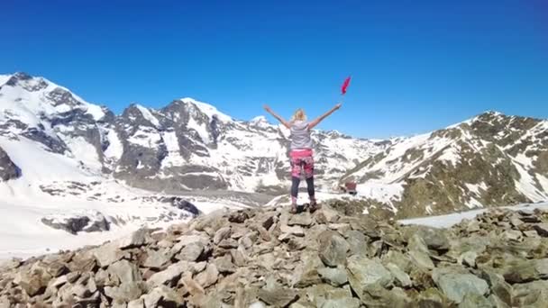 Sviçre Diavolezza Nın Tepesinde Sviçre Bayrağı Taşıyan Bir Kız Piz — Stok video