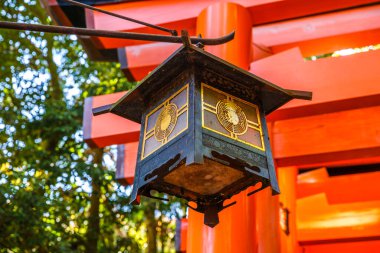 Tepenin üzerinde tapınak bulunur yollarına astar Fushimi Inari taisha adlı Japon fener. Fushimi Inari Şinto en önemli mabettir.